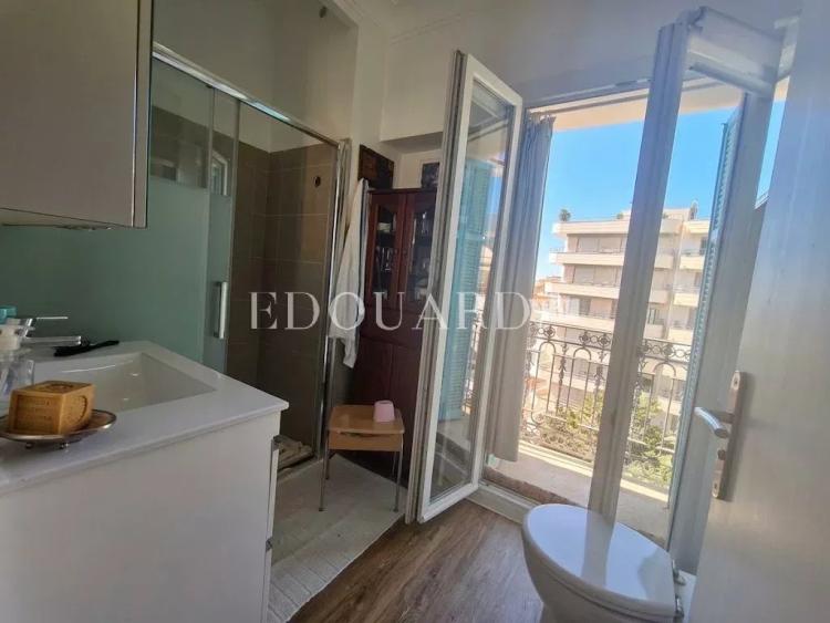 Face à la mer et au Casino Barrière de Menton, deux pièces d'exception en dernier étage avec vue féerique