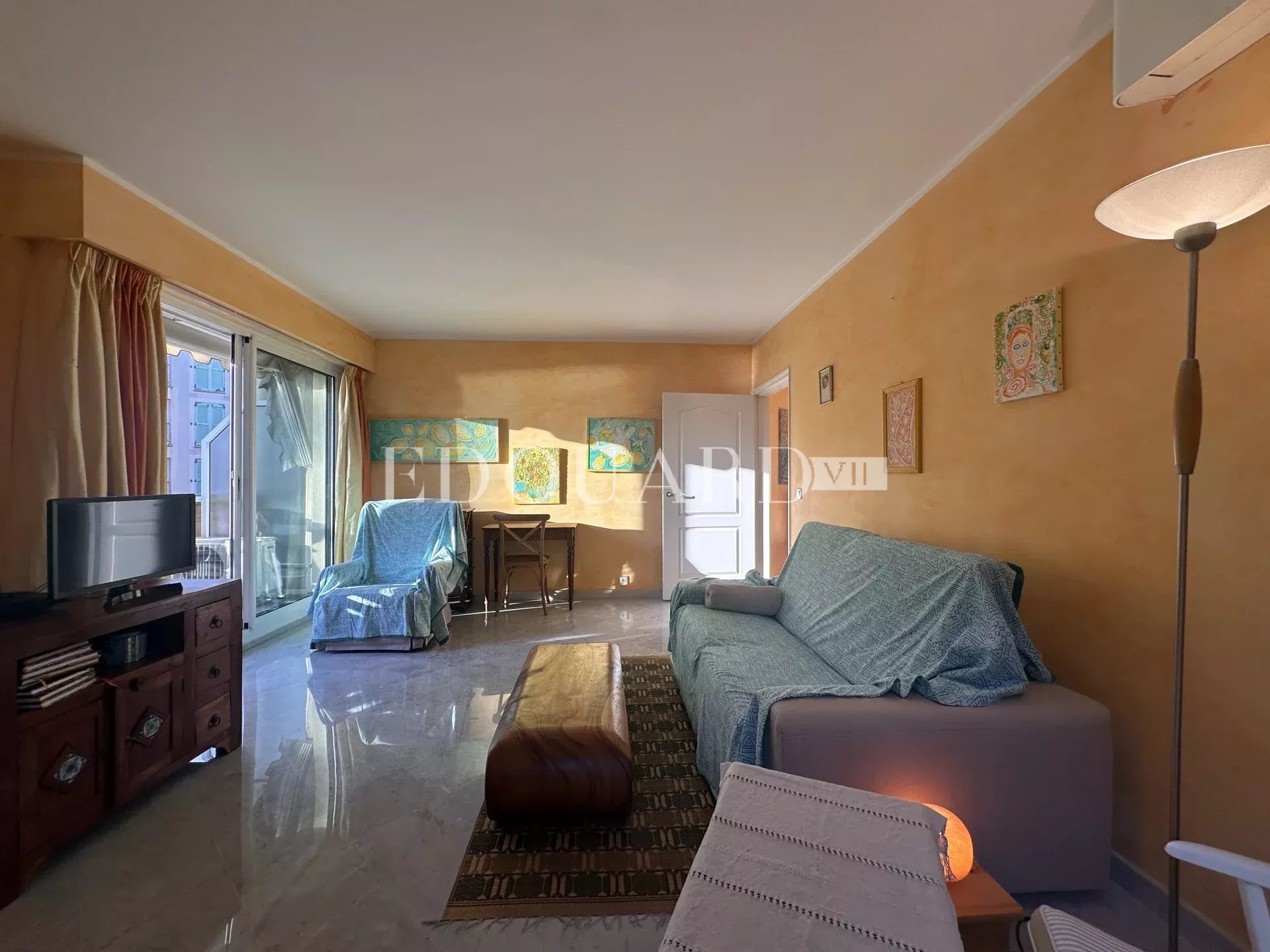 Dans résidence de luxe, deux pièces avec terrasse, balcon, belle vue mer, cave et parking en sous-sol