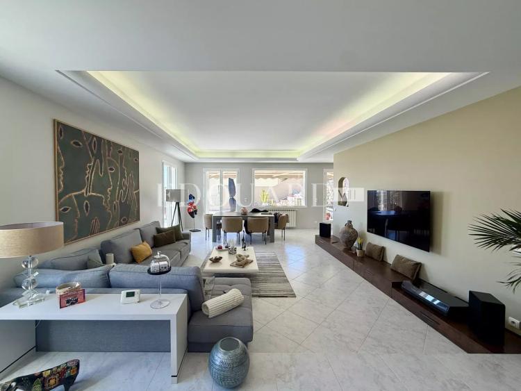Maison d’exception à vendre à Menton Borrigo avec bassin chauffé, vaste terrasse et belle vue mer panoramique