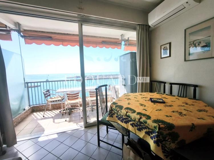 En exclusivité grand studio en dernier étage avec splendide vue mer, idéalement situé face aux plages