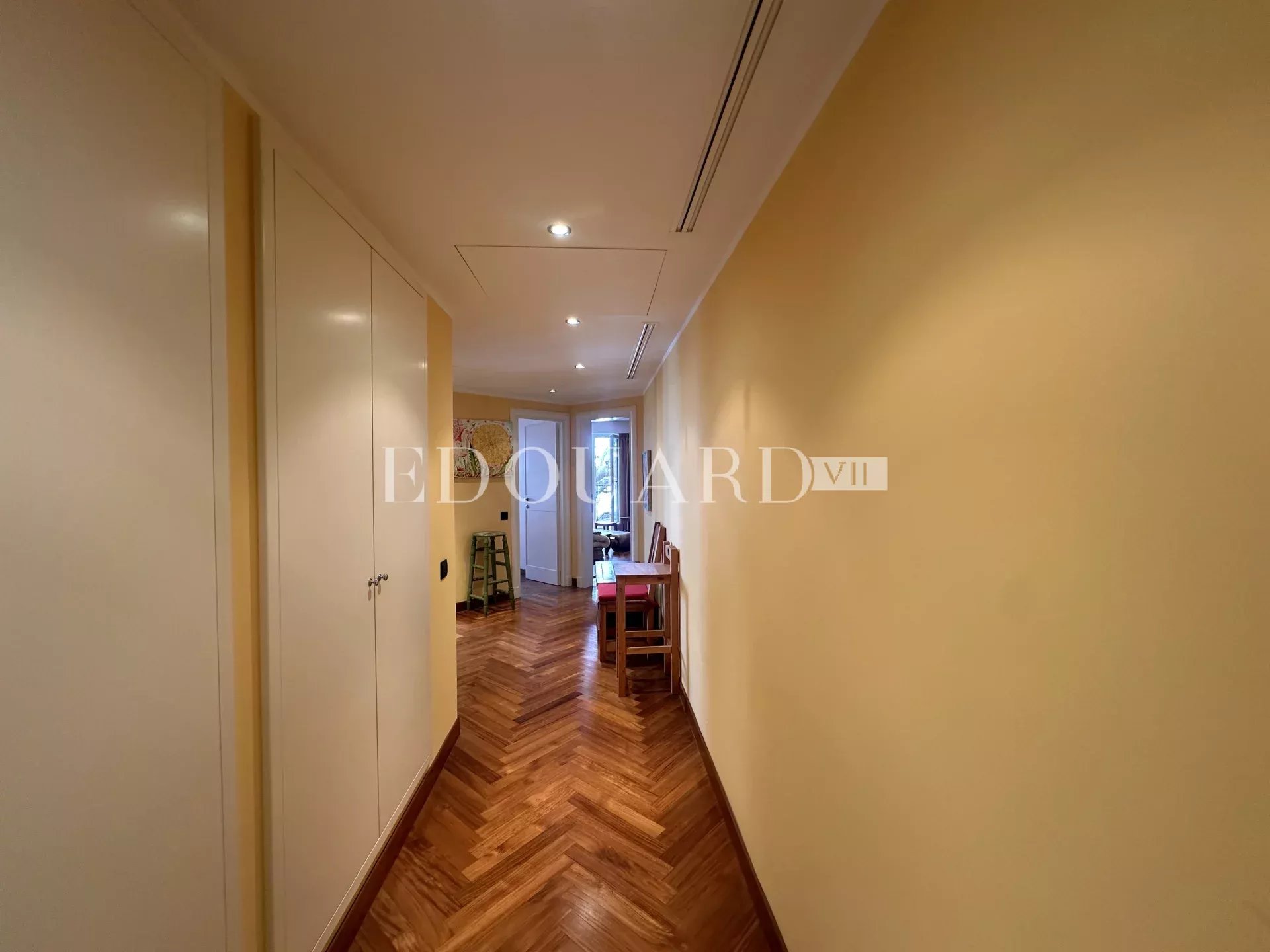 Dans résidence de luxe, deux pièces avec grande terrasse, belle vue mer, cave et parking en sous-sol