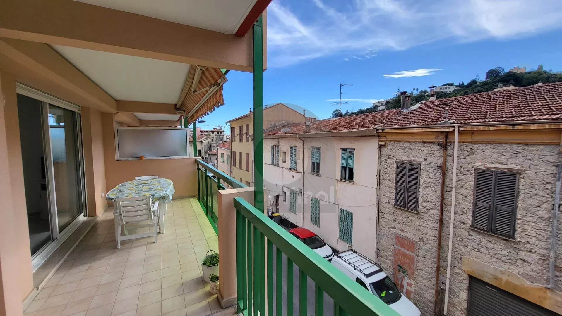 Menton Bas-Borrigo - grand 2 Pièces avec terrasse, garage et cave.