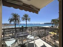 En exclusivité deux pièces à vendre avec terrasse et splendide vue mer, dans immeuble face aux plages