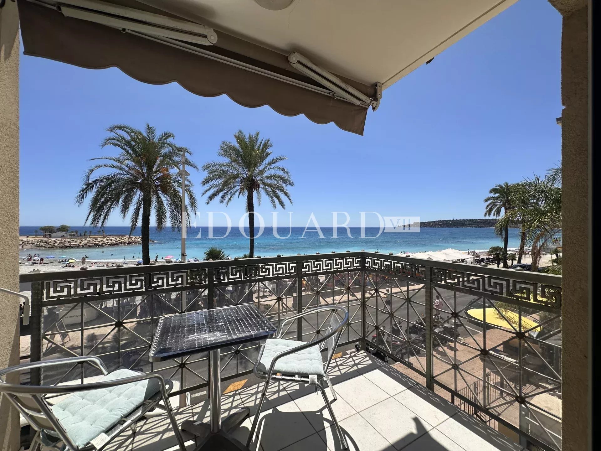 En exclusivité deux pièces à vendre avec terrasse et splendide vue mer, dans immeuble face aux plages