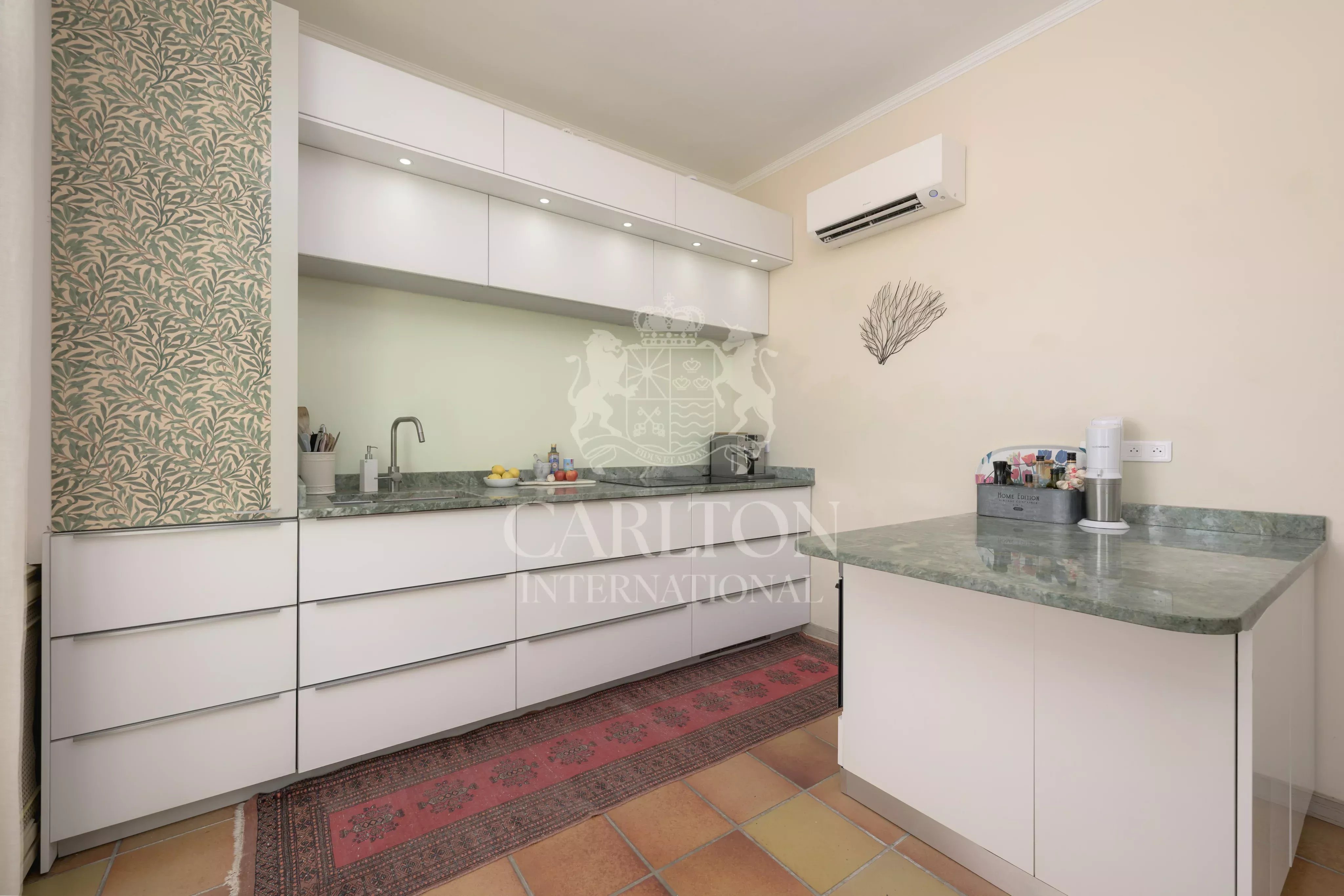 Villa avec vue mer et accès facile au centre-ville - Opportunité d'investissement