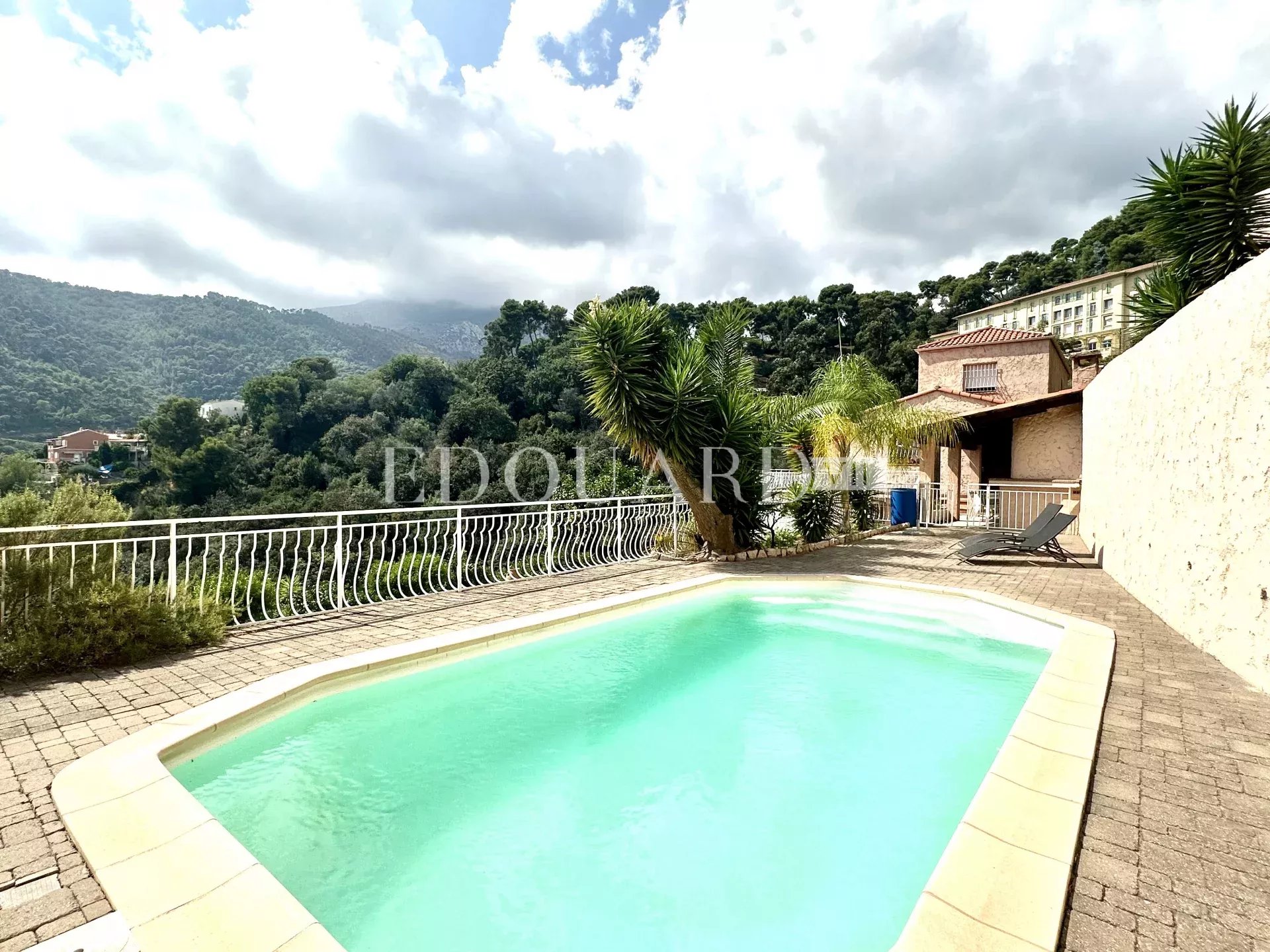 Sur la commune de Gorbio, à vendre maison indépendante avec vaste terrain constructible