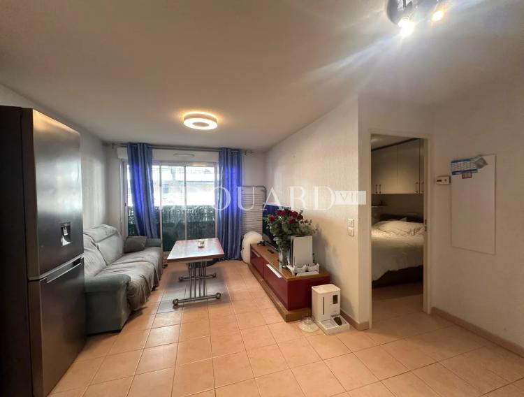 Petit deux pièces en bon état avec possibilité parking, très intéressant comme investissement
