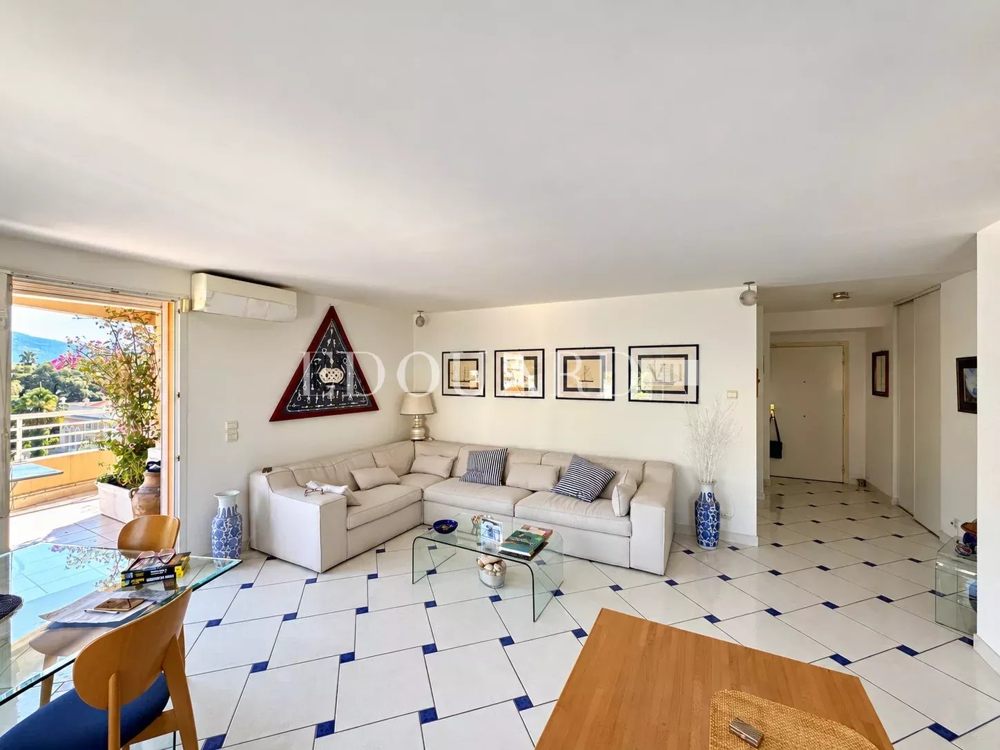 En exclusivité trois pièces à vendre avec terrasse, belle vue dégagée et garage