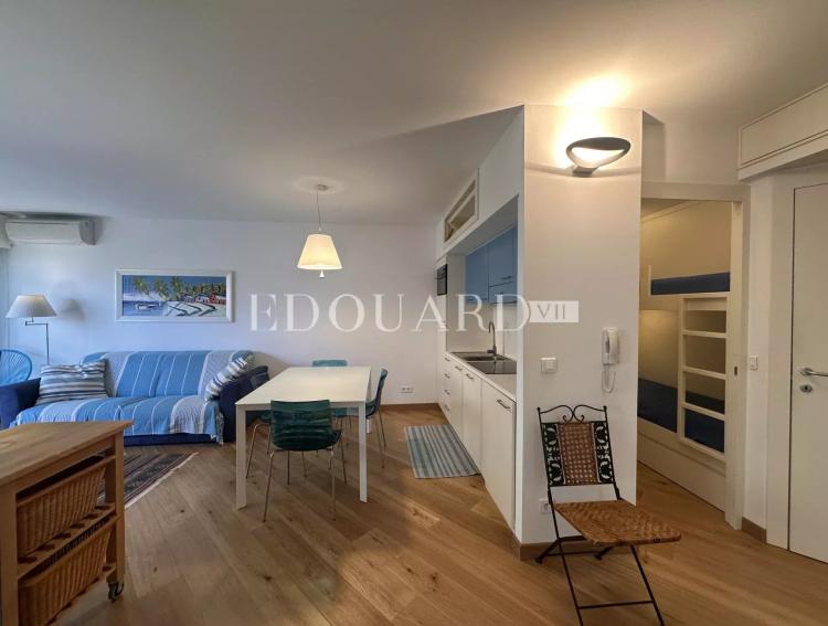 En exclusivité trois pièces en excellent état avec grande terrasse, vue mer et parking, face aux Sablettes