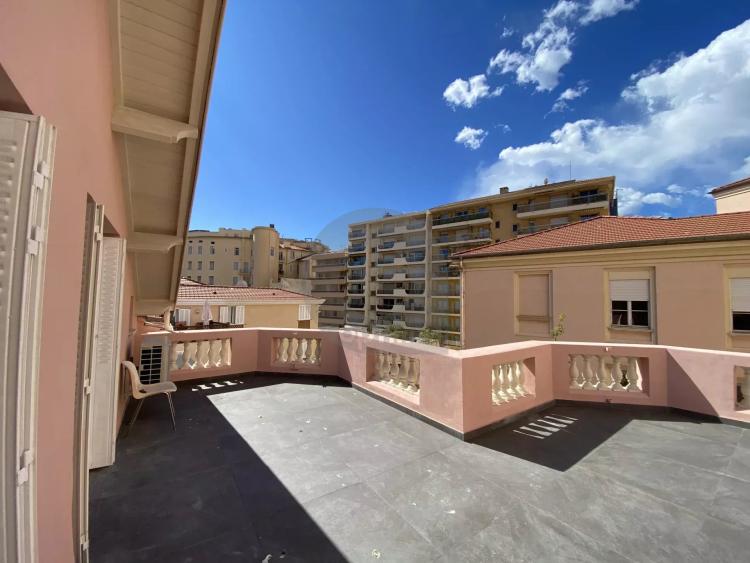 A VENDRE MENTON CENTRE 3P DERNIER ETAGE 62M2 AVEC TERRASSE 38M2