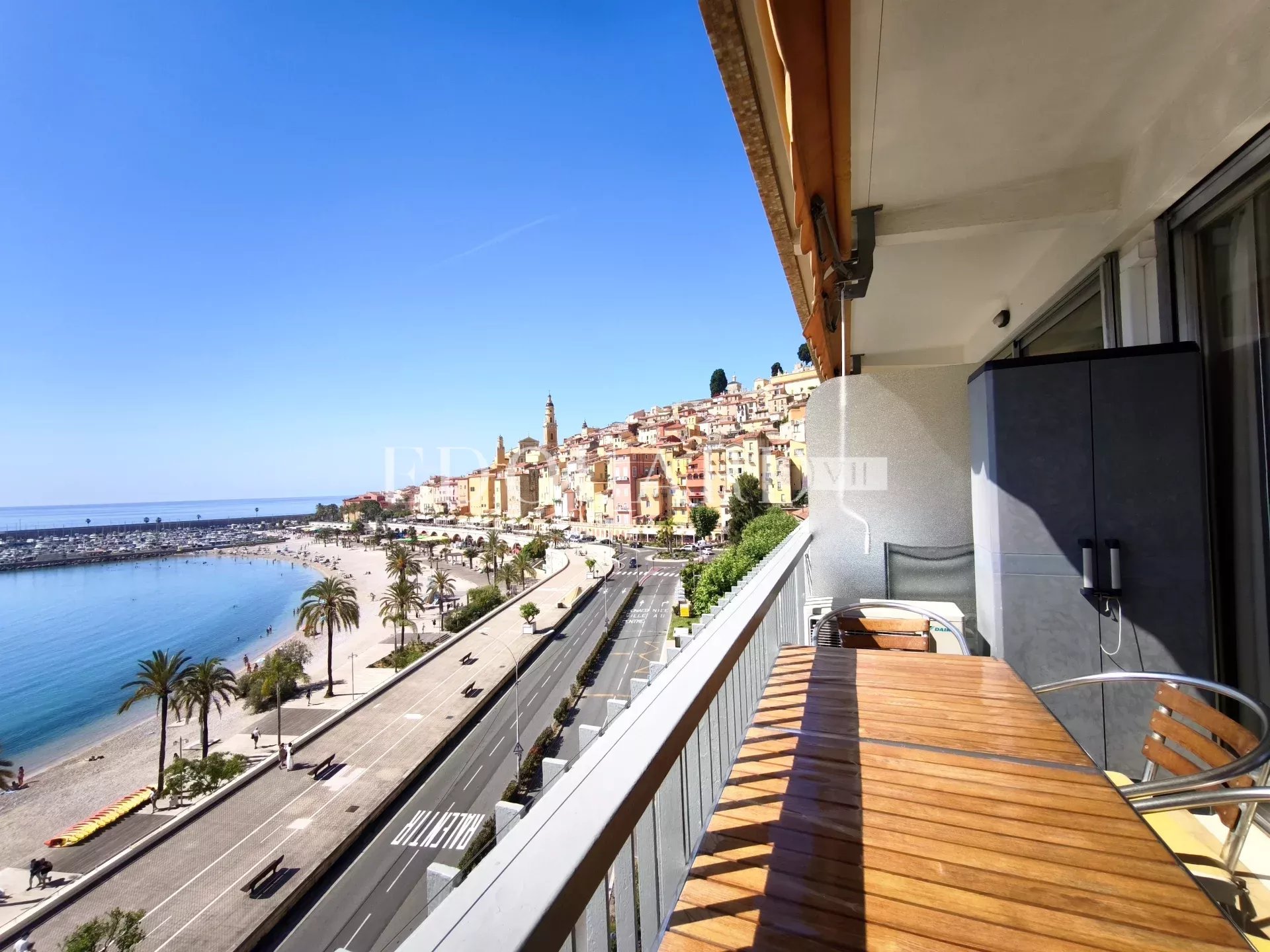 En exclusivité grand studio en dernier étage avec splendide vue mer, idéalement situé face aux plages