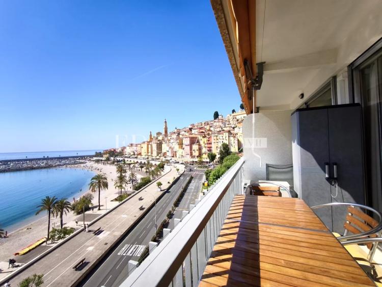 En exclusivité grand studio en dernier étage avec splendide vue mer, idéalement situé face aux plages