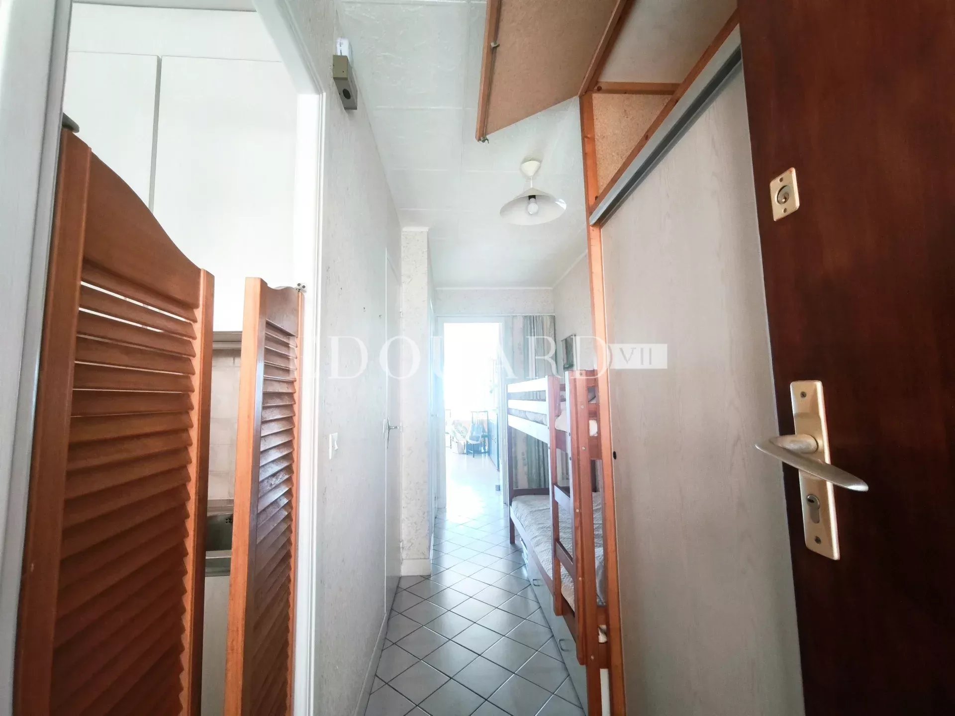 En exclusivité grand studio en dernier étage avec splendide vue mer, idéalement situé face aux plages