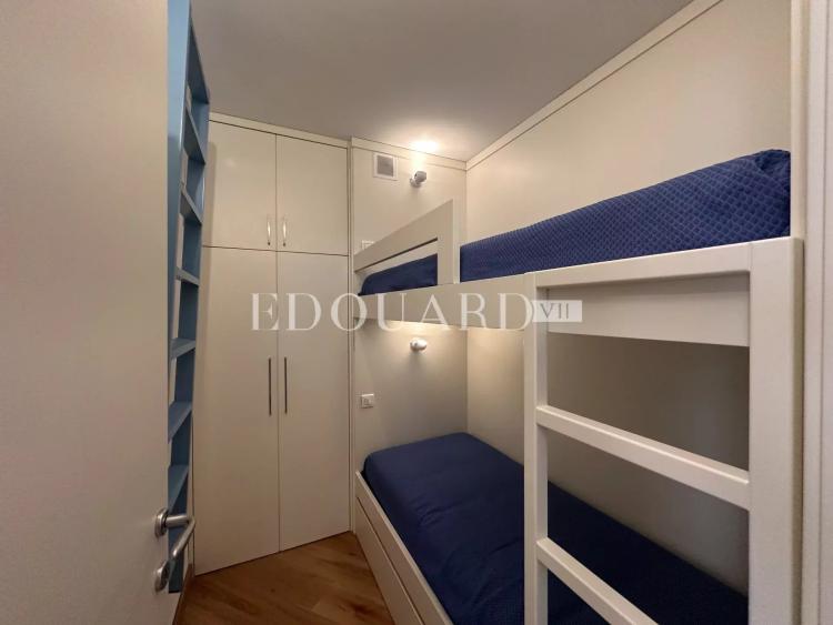 En exclusivité trois pièces en excellent état avec grande terrasse, vue mer et parking, face aux Sablettes
