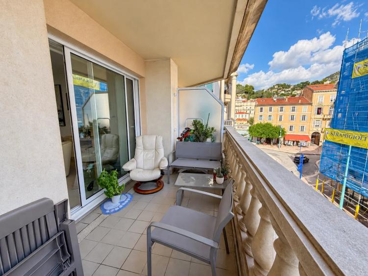 Deux pièces avec terrasse et agréable vue mer, dans résidence de grand standing face aux plages