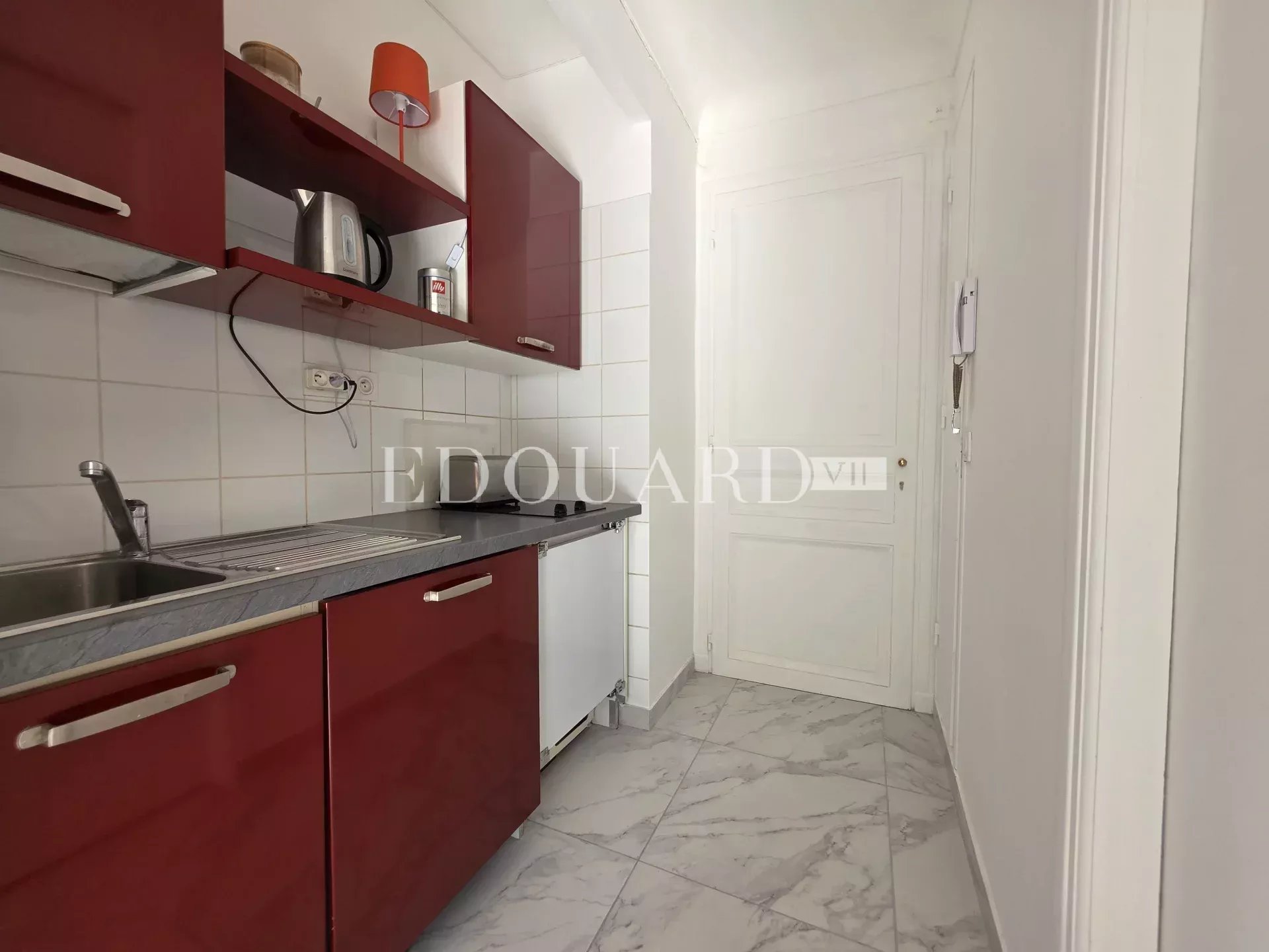 En exclusivité studio en très bon état, dans magnifique immeuble bourgeois avec conciergerie