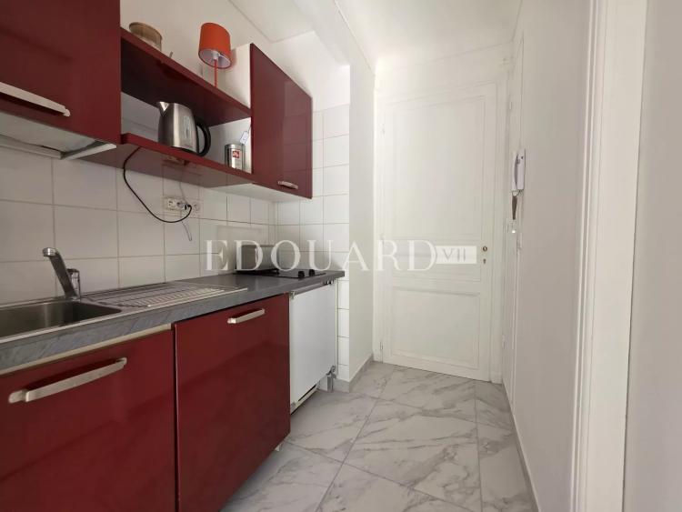 En exclusivité studio en très bon état, dans magnifique immeuble bourgeois avec conciergerie