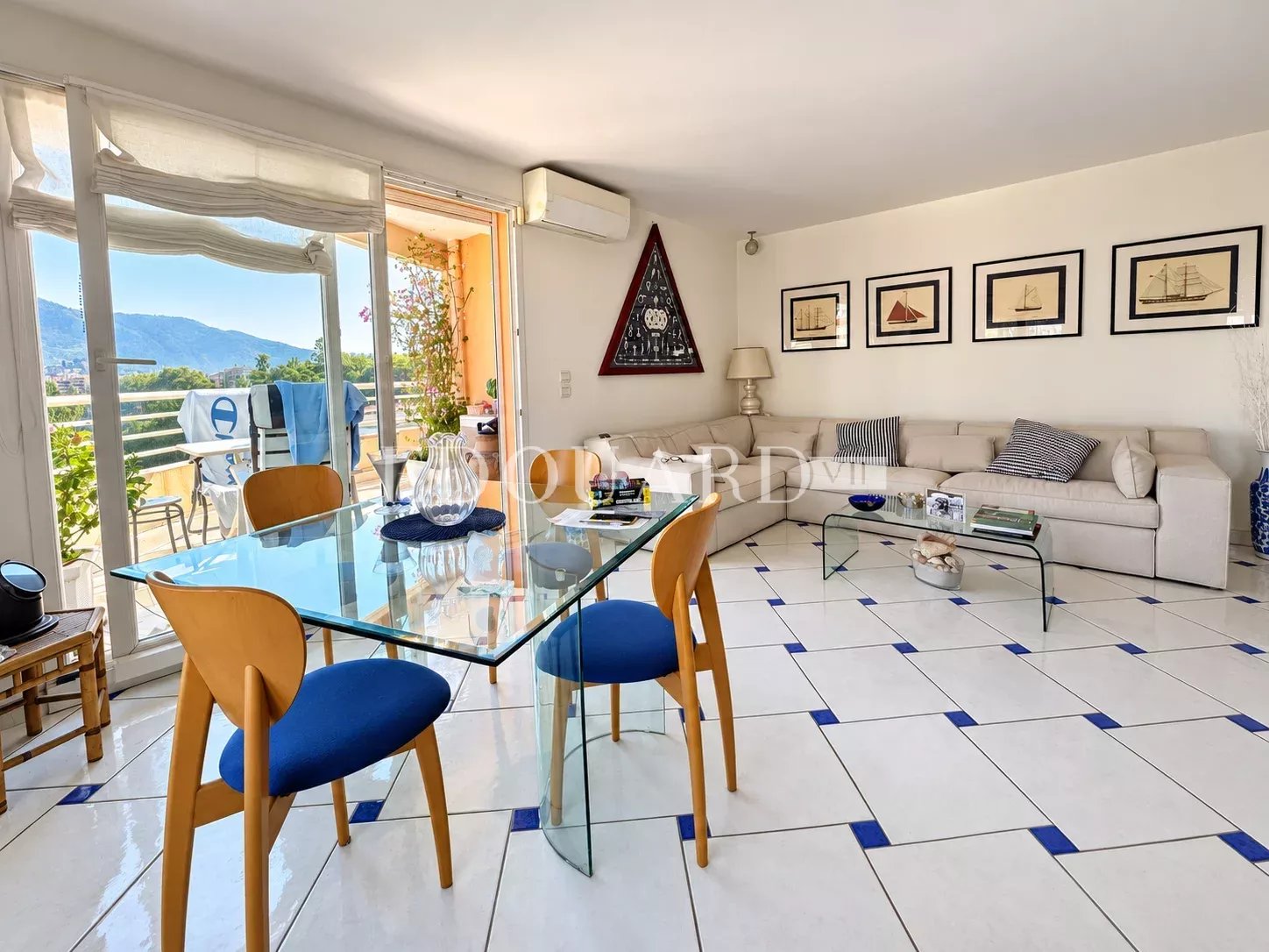 En exclusivité trois pièces à vendre avec terrasse, belle vue dégagée et garage