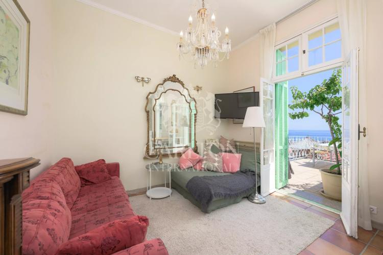 Villa avec vue mer et accès facile au centre-ville - Opportunité d'investissement