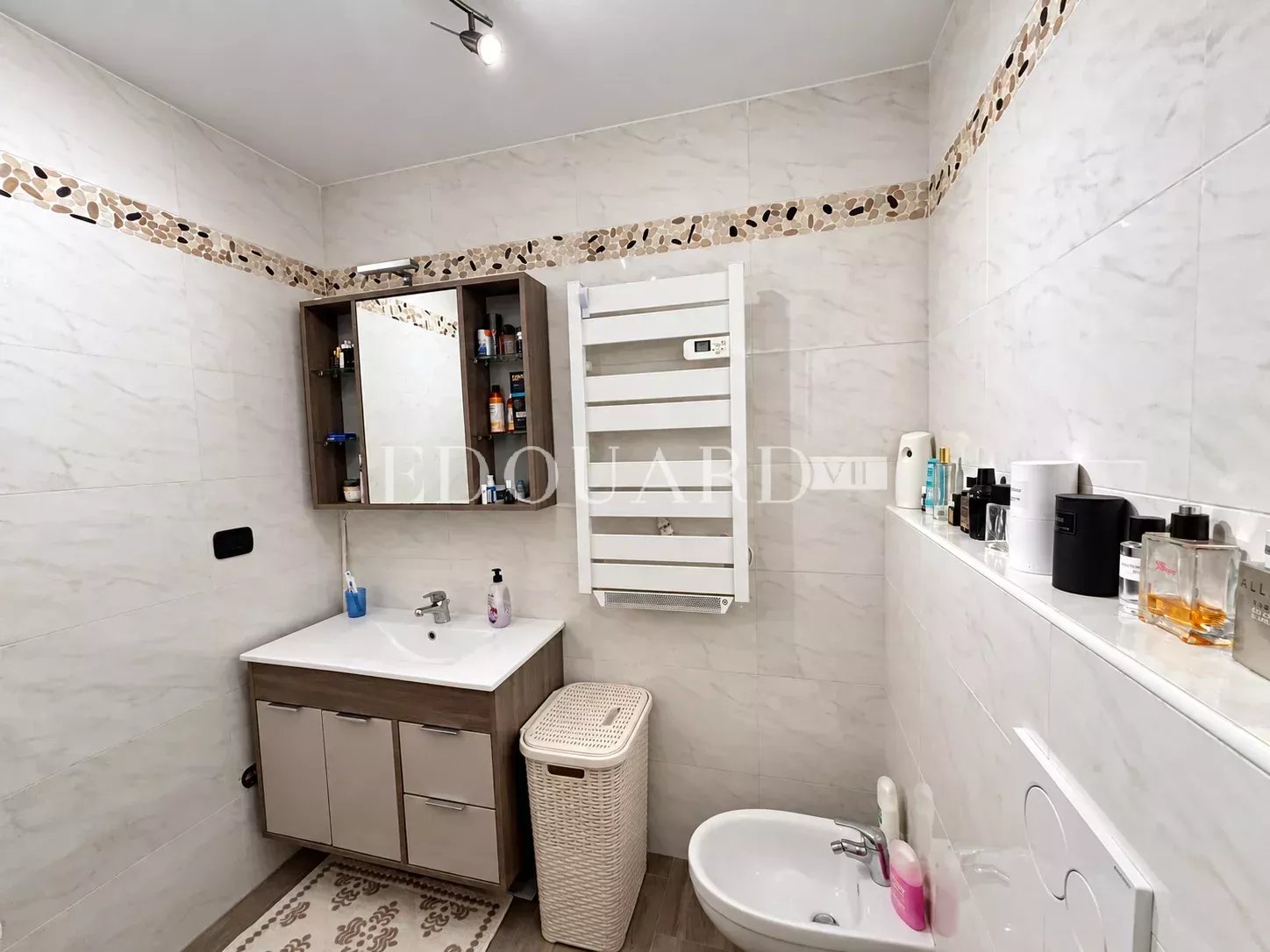Deux pièces rénové à vendre avec terrasse et cave, au premier étage d’un immeuble moderne