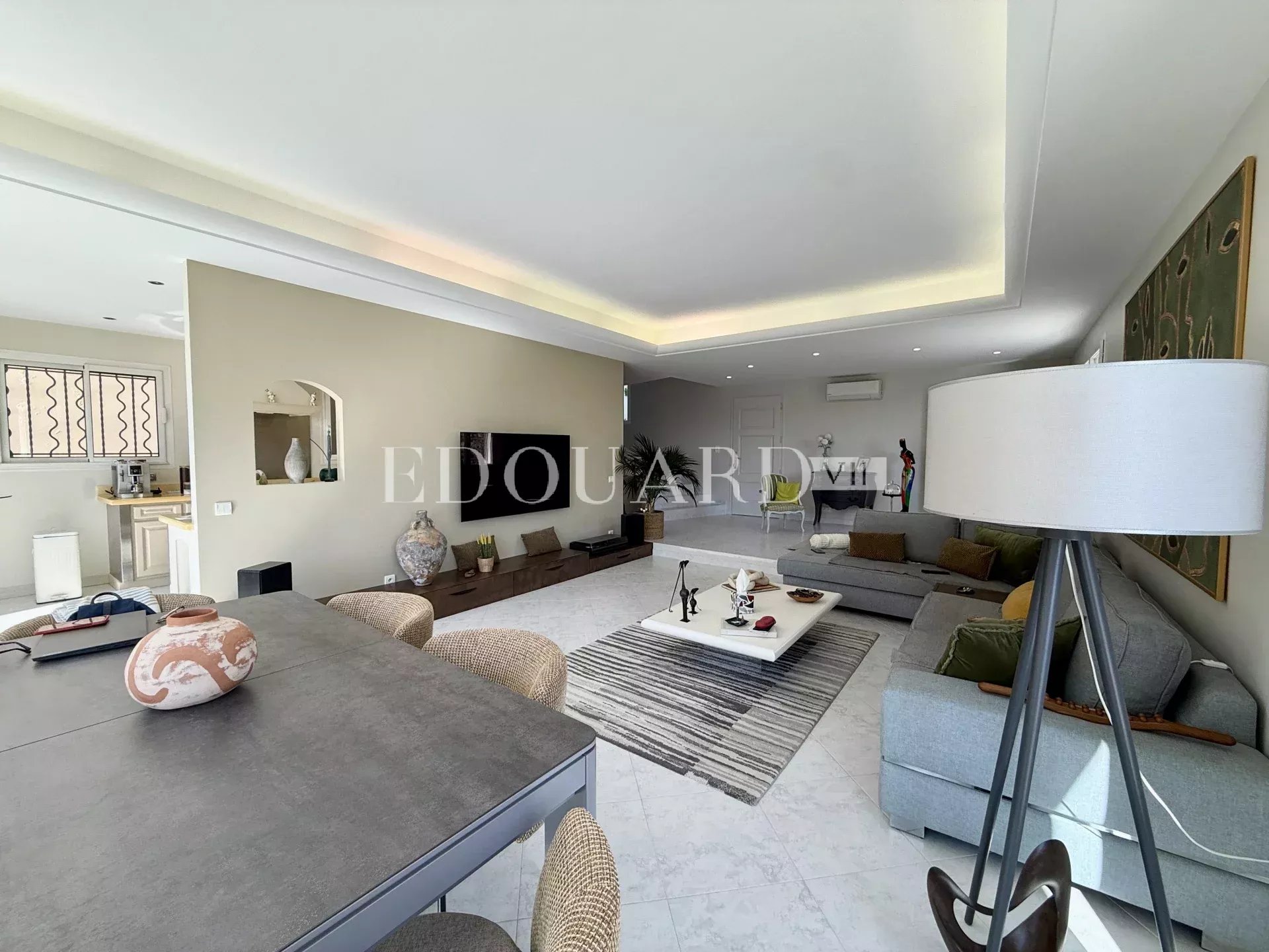 Maison d’exception à vendre à Menton Borrigo avec bassin chauffé, vaste terrasse et belle vue mer panoramique