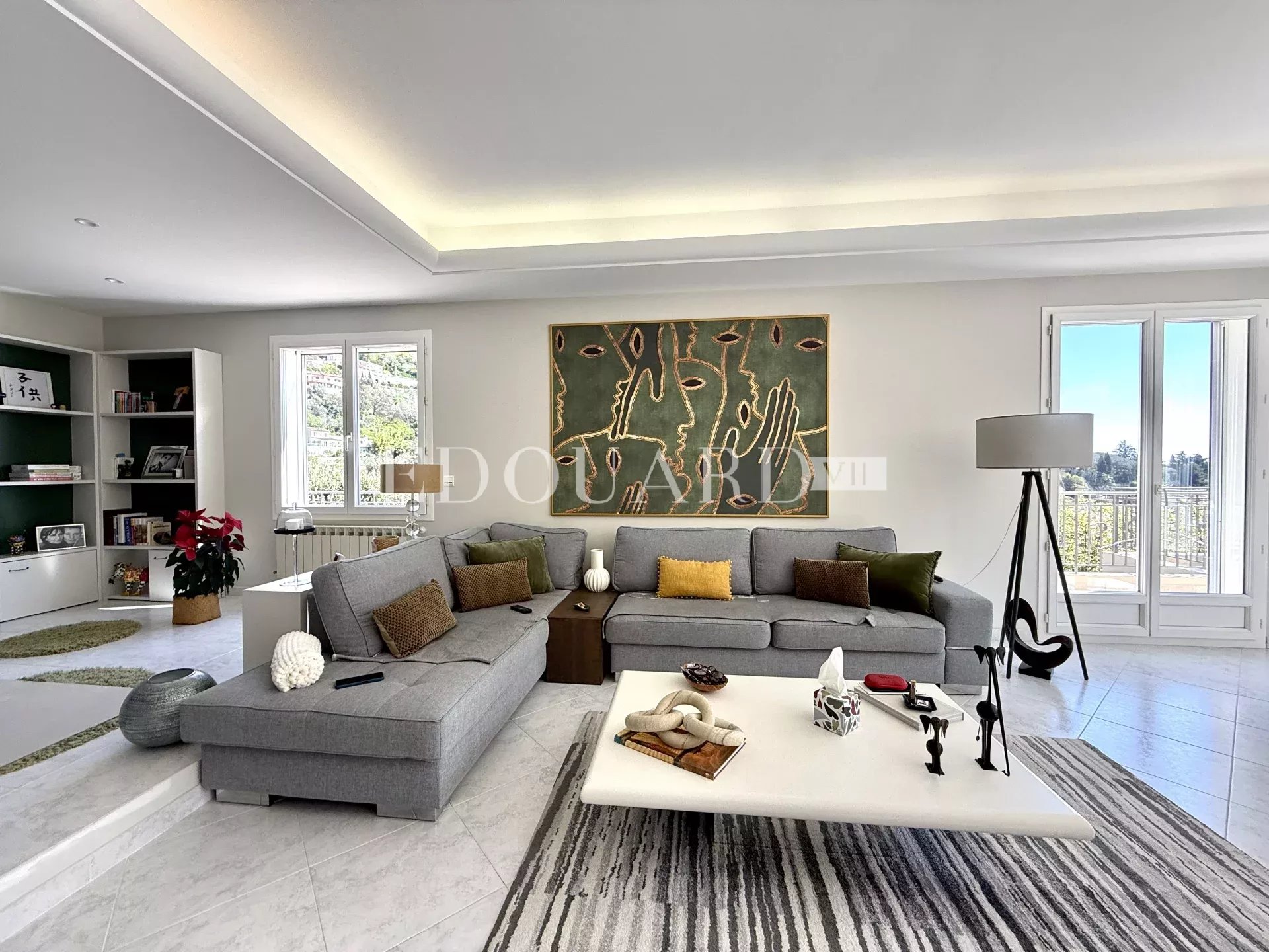 Maison d’exception à vendre à Menton Borrigo avec bassin chauffé, vaste terrasse et belle vue mer panoramique