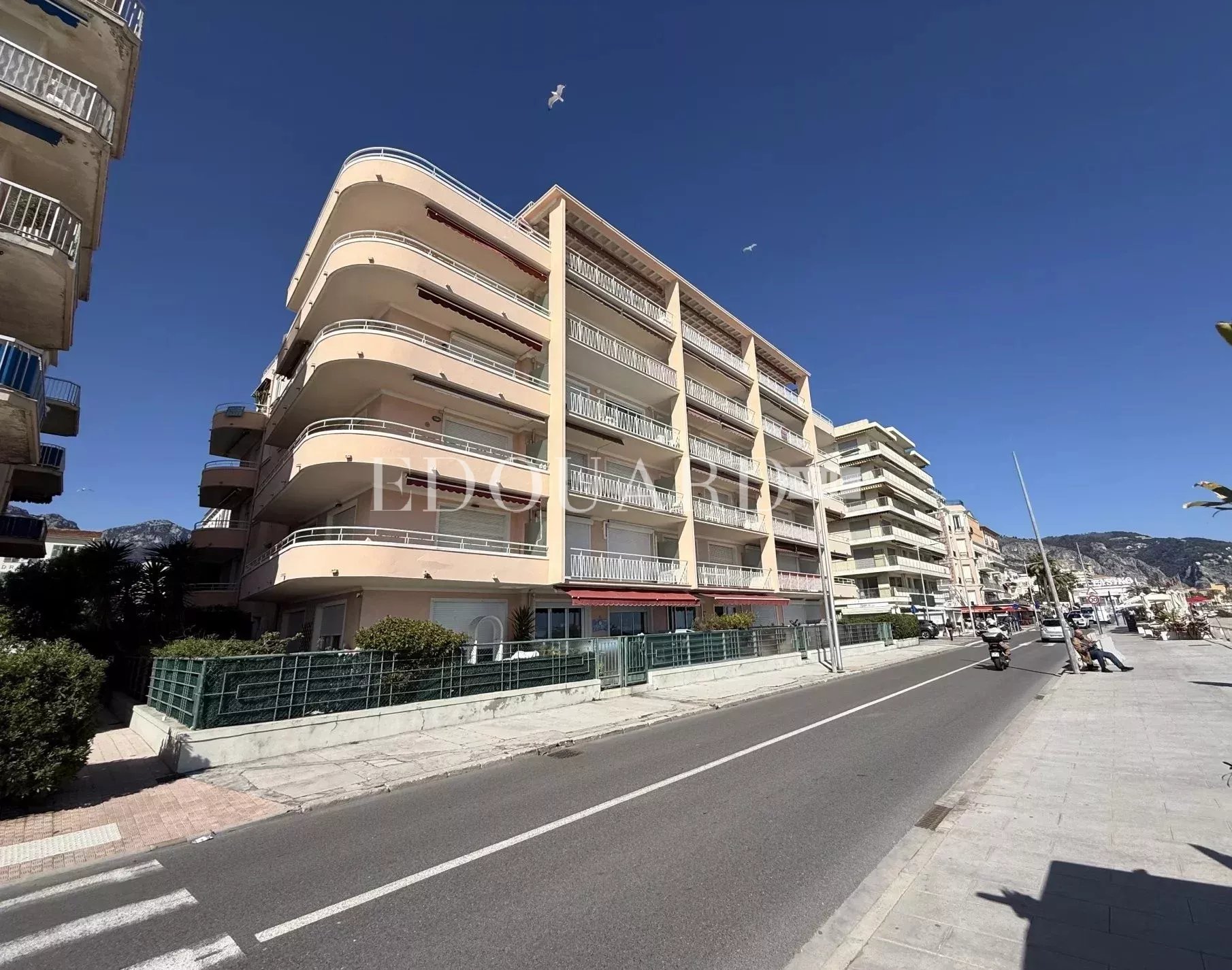 En exclusivité studio en bon état, au deuxième étage d'un immeuble dans le centre de Menton