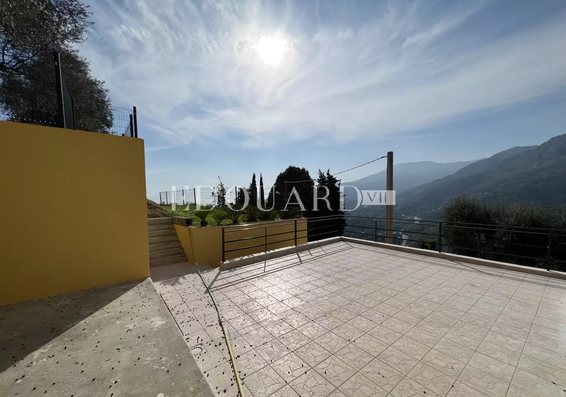 Maisons jumelées en cours de rénovation avec vaste terrain, spacieuses terrasses et belle vue panoramique. Exclusivité