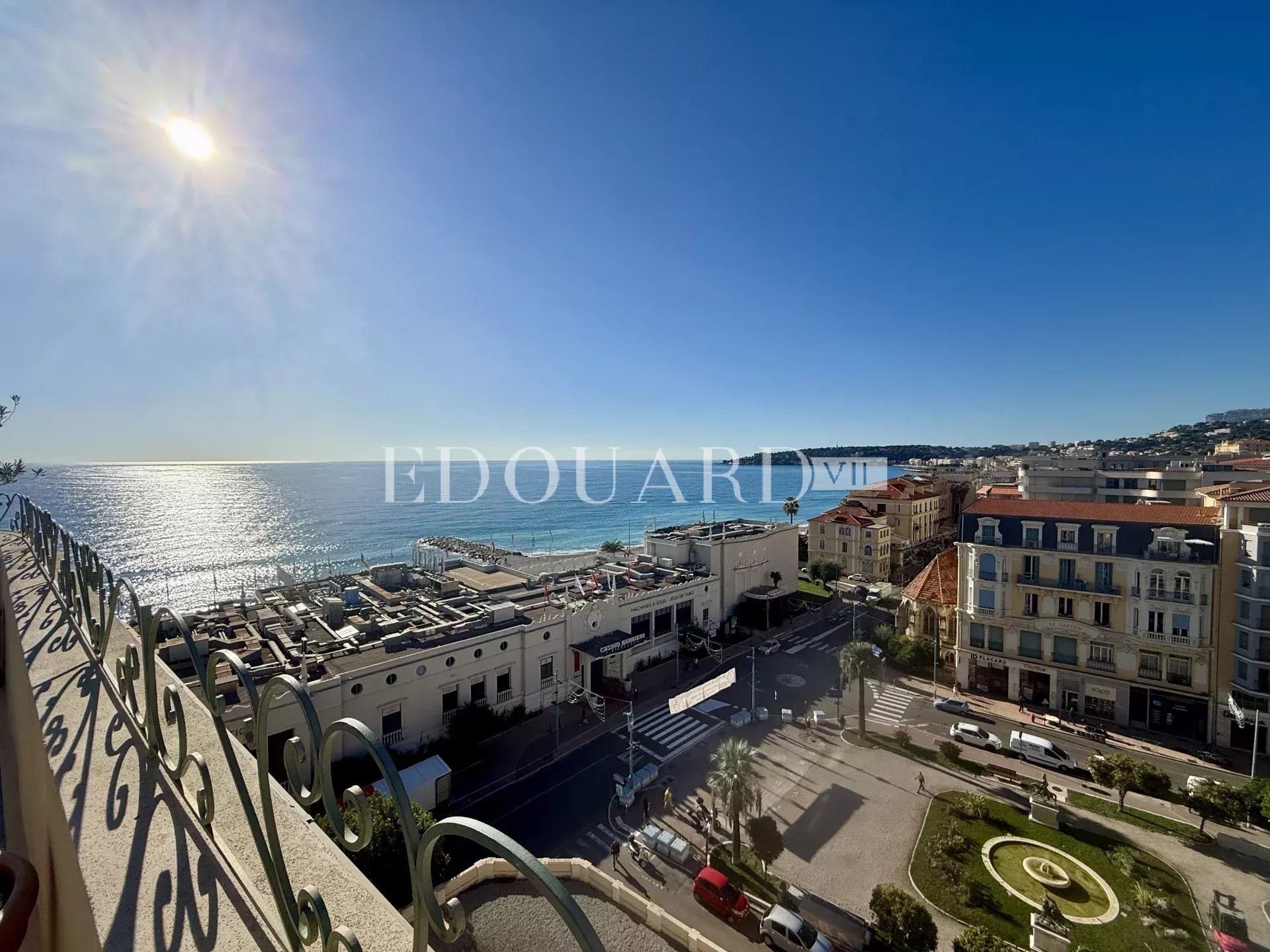 Trois pièces en dernier étage d'un magnifique immeuble Belle Époque avec superbe vue mer panoramique
