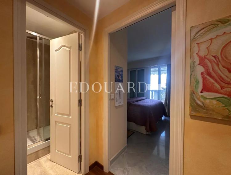 Dans résidence de luxe, deux pièces avec terrasse, balcon, belle vue mer, cave et parking en sous-sol