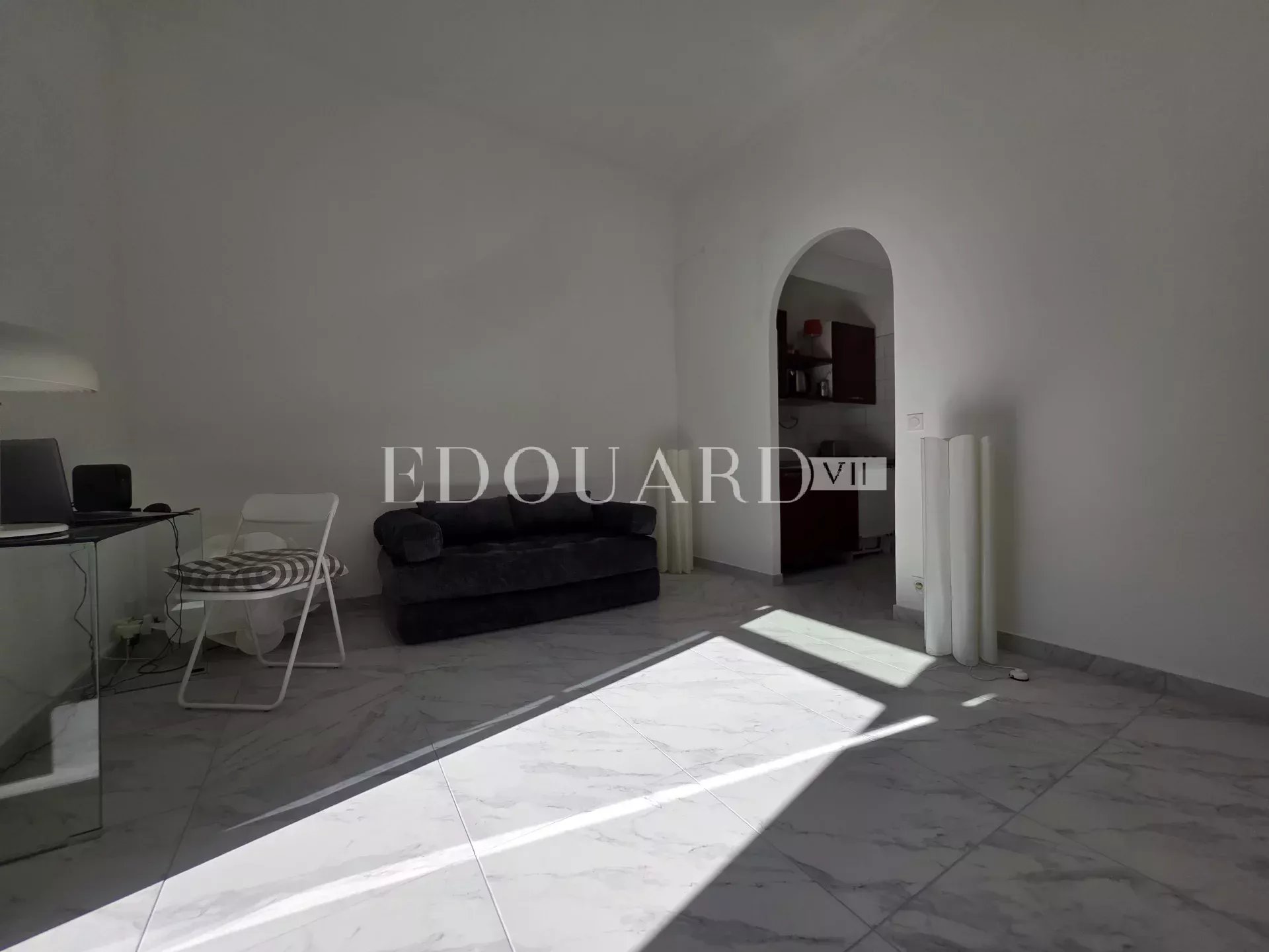 En exclusivité studio en très bon état, dans magnifique immeuble bourgeois avec conciergerie