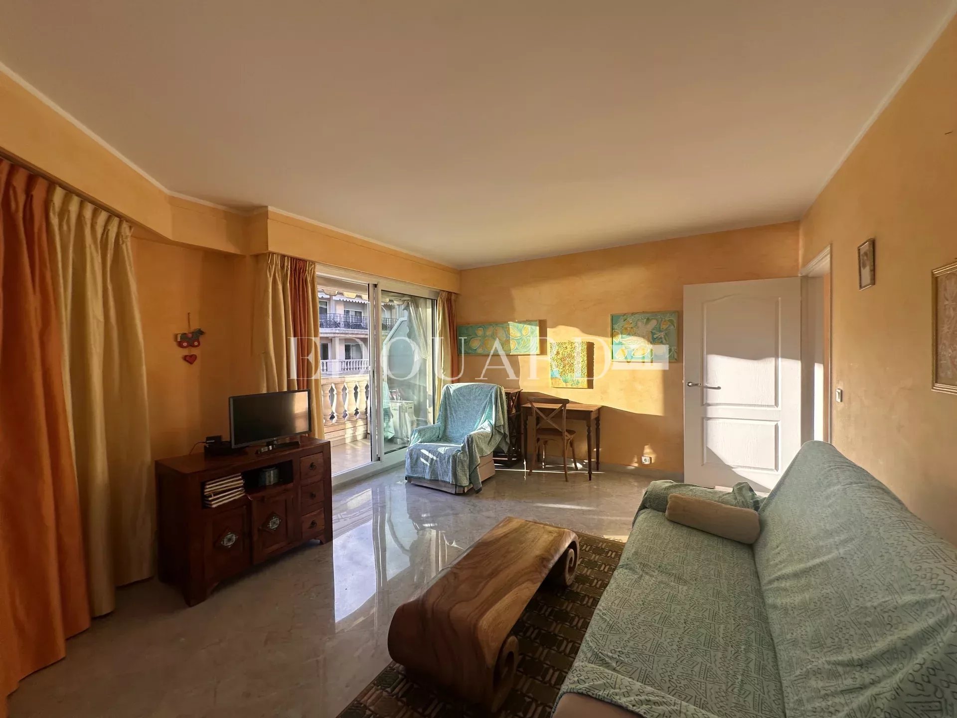 Dans résidence de luxe, deux pièces avec terrasse, balcon, belle vue mer, cave et parking en sous-sol