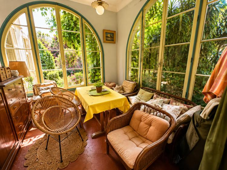 Menton – Villa de caractère à rénover avec jardin, quatre chambres et deux garages