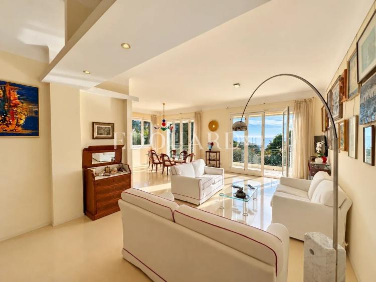 Magnifique haut de villa avec terrasse, splendide vue mer panoramique, jardin, piscine et garage