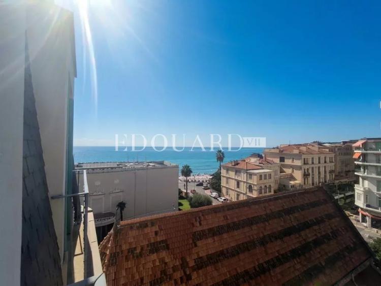 Face à la mer et au Casino Barrière de Menton, deux pièces d'exception en dernier étage avec vue féerique