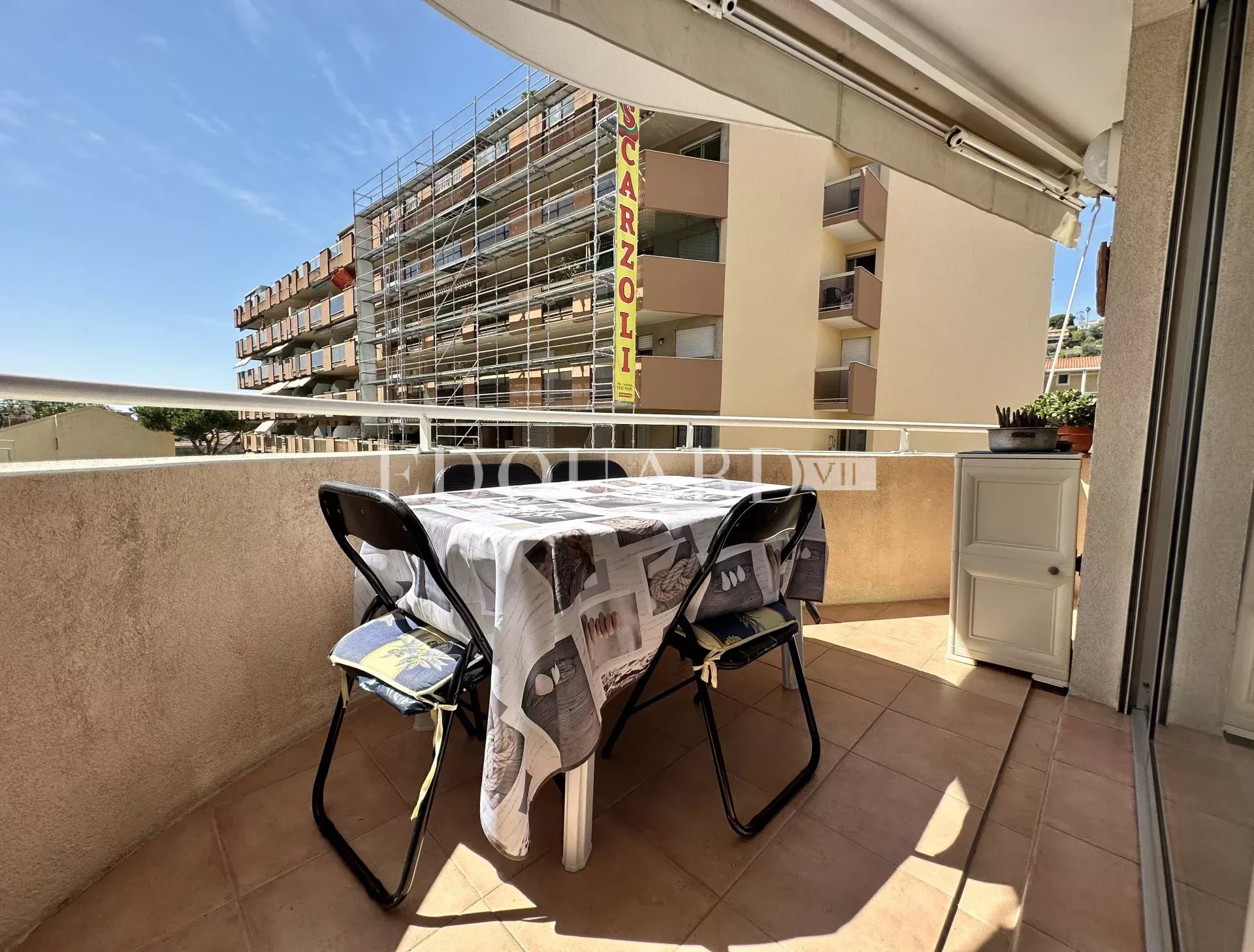 En exclusivité deux pièces en très bon état avec terrasse et cave, au troisième étage d’un immeuble récent