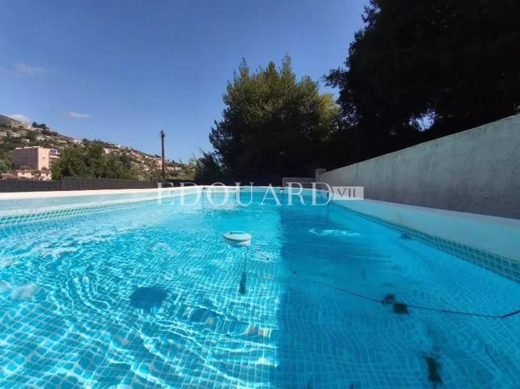 Maison individuelle récente, construite sur 1.200 m² de terrain plat, avec piscine hors sol et 30 m² de garage