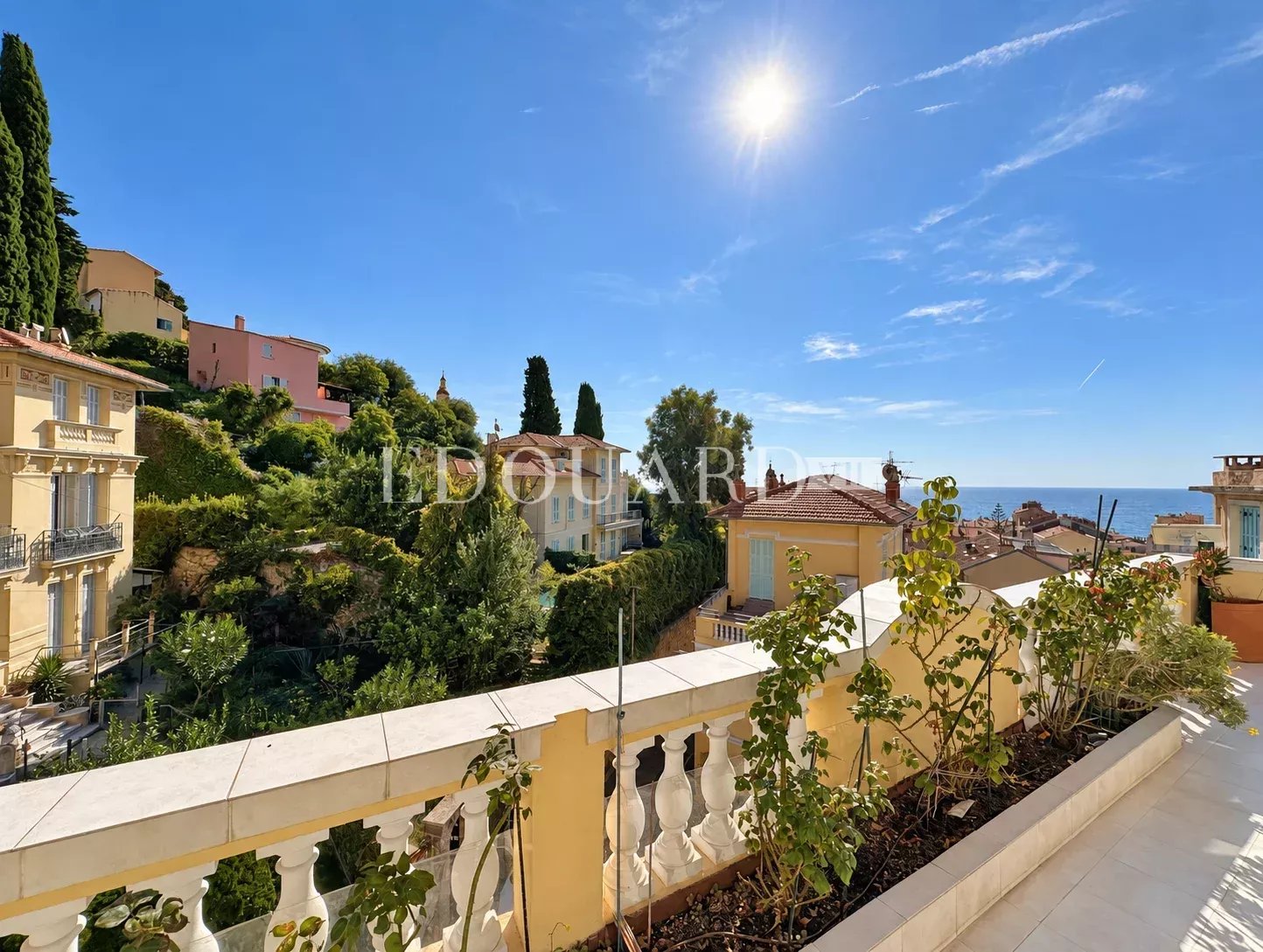 Spacieux deux pièces en bon état avec splendide terrasse et belle vue panoramique jusqu'à la mer