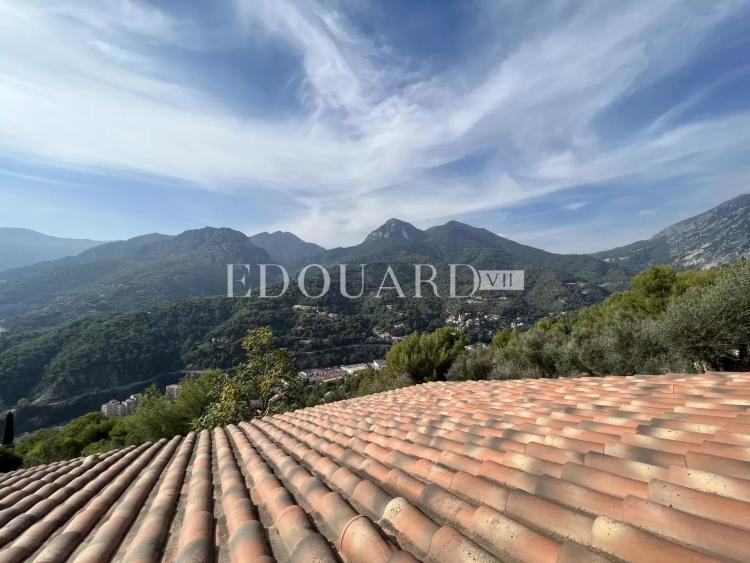 Maisons jumelées en cours de rénovation avec vaste terrain, spacieuses terrasses et belle vue panoramique. Exclusivité
