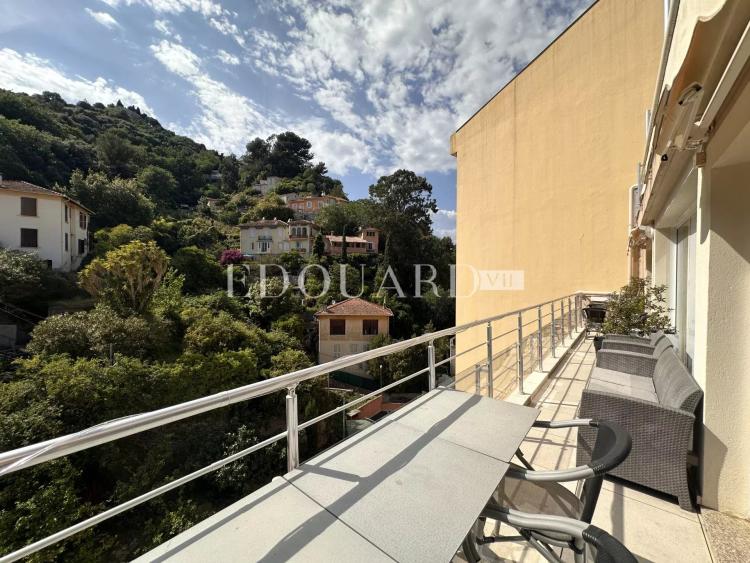En exclusivité quatre pièces avec terrasse et parking, sur l'entier avant dernier étage d’un immeuble récent