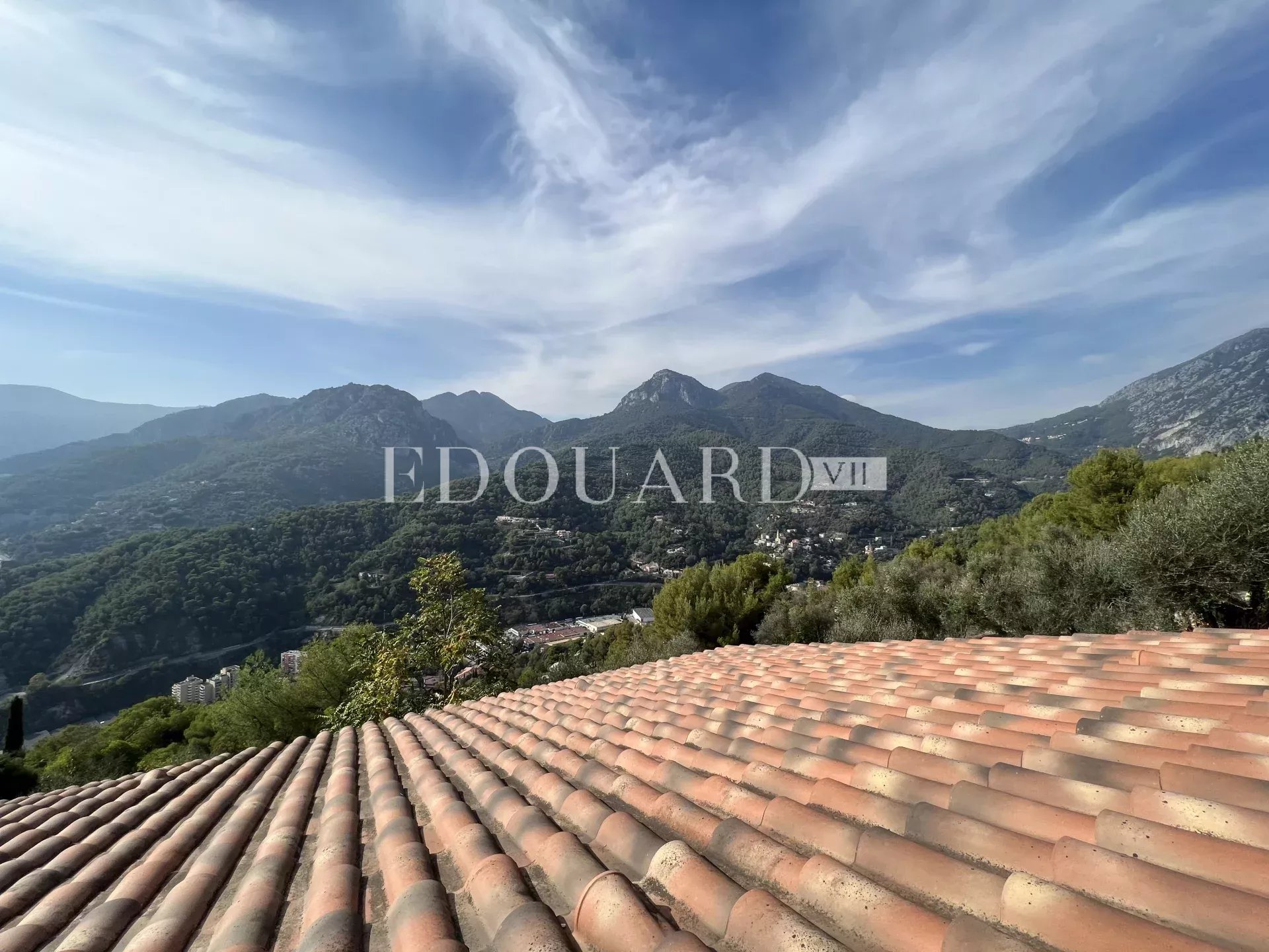 Maisons jumelées en cours de rénovation avec vaste terrain, spacieuses terrasses et belle vue panoramique. Exclusivité