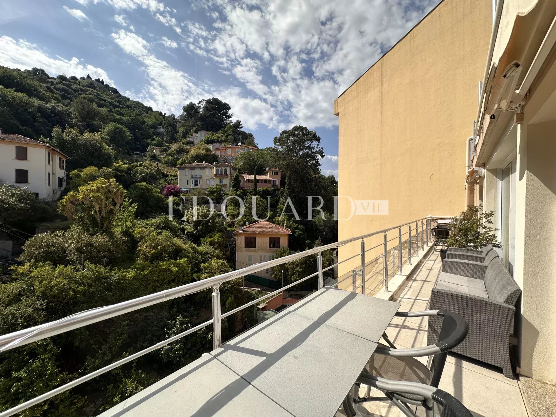 En exclusivité quatre pièces avec terrasse et parking, sur l'entier avant dernier étage d’un immeuble récent