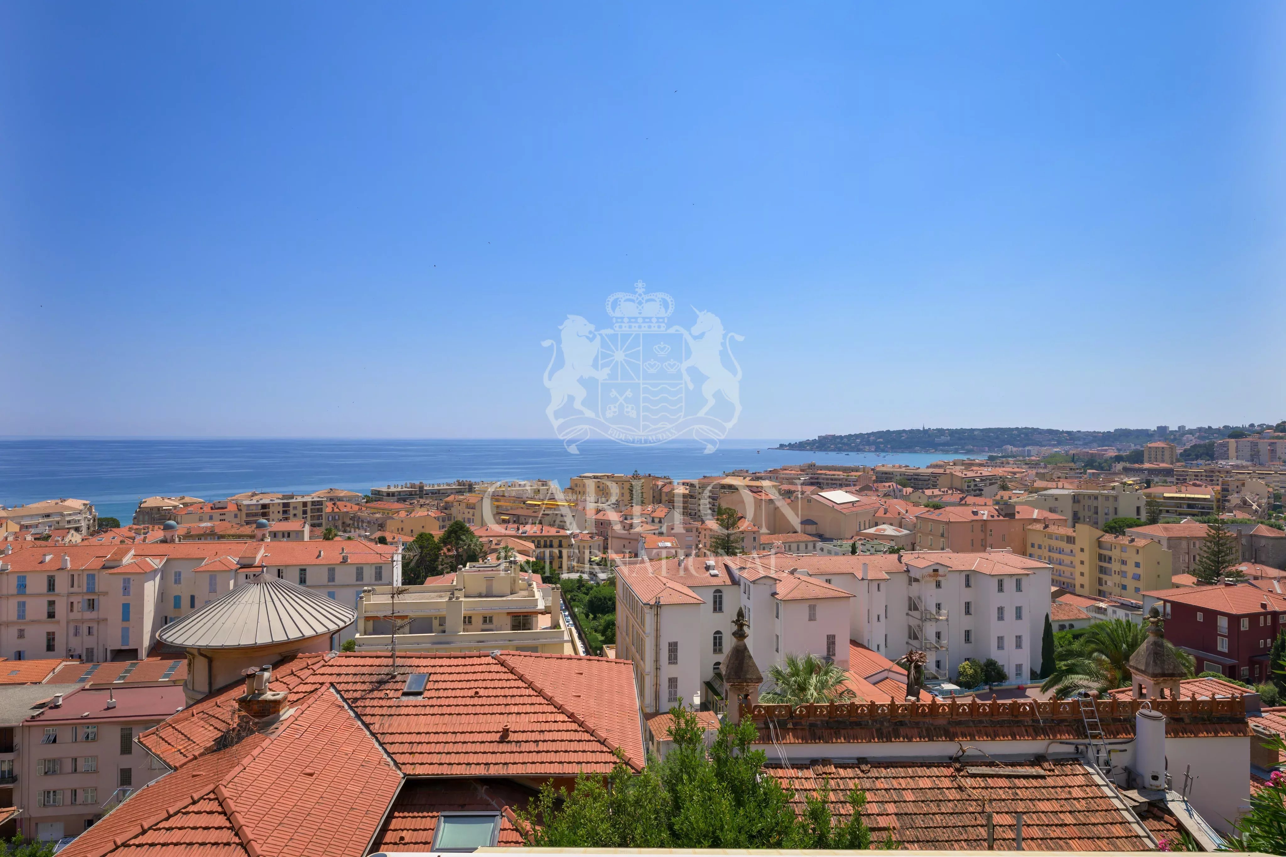 Villa avec vue mer et accès facile au centre-ville - Opportunité d'investissement