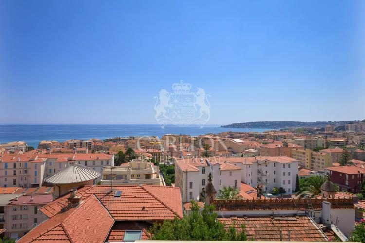 Villa avec vue mer et accès facile au centre-ville - Opportunité d'investissement