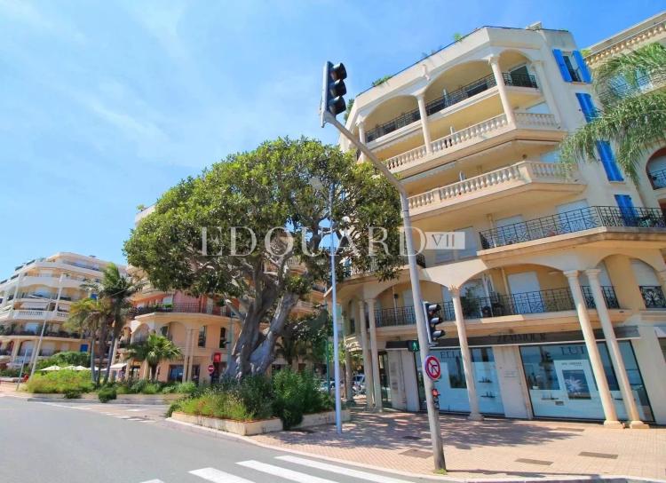 Dans résidence de luxe, deux pièces avec grande terrasse, belle vue mer, cave et parking en sous-sol