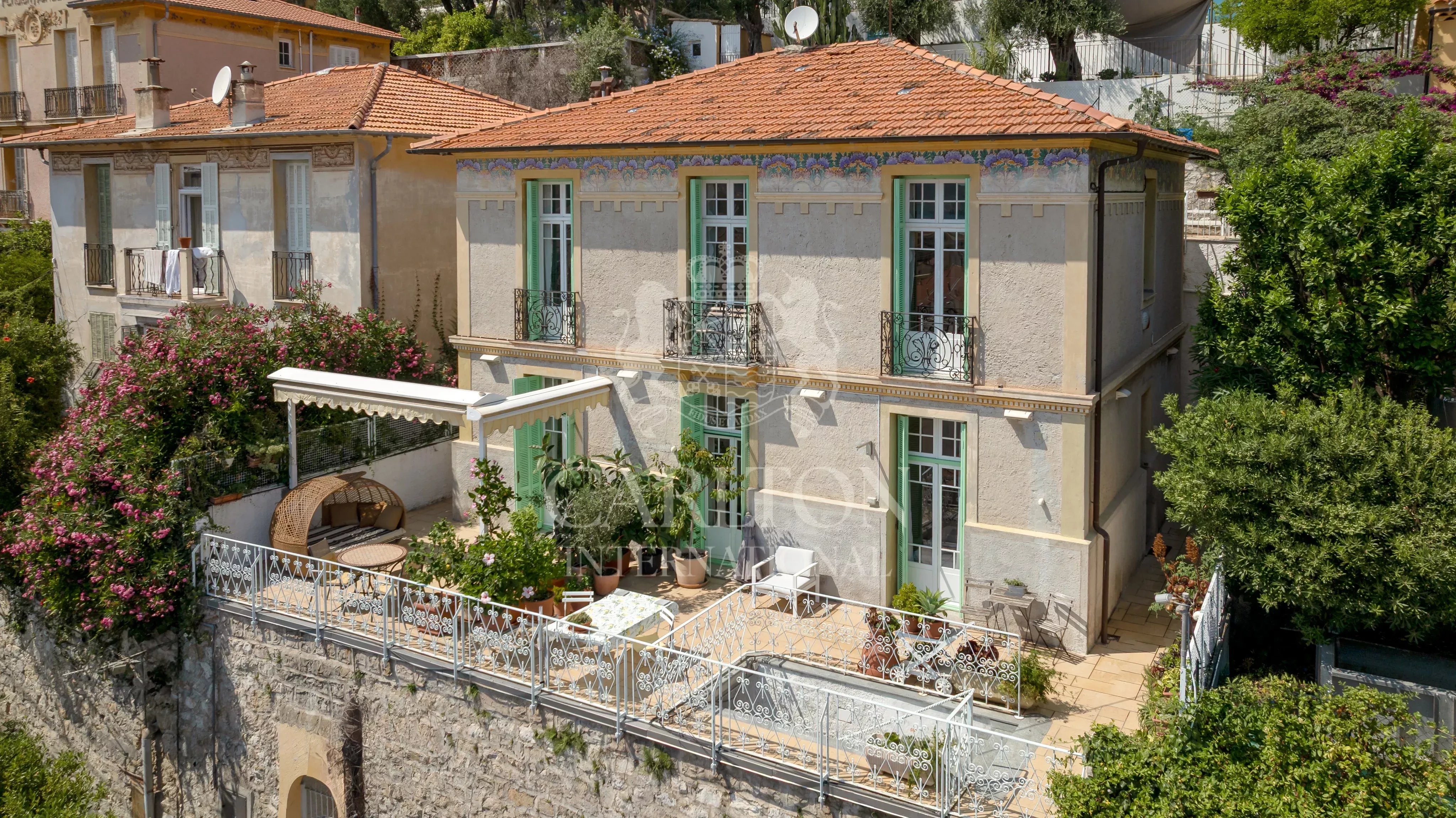 Villa avec vue mer et accès facile au centre-ville - Opportunité d'investissement