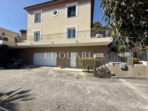 Maison d’exception à vendre à Menton Borrigo avec bassin chauffé, vaste terrasse et belle vue mer panoramique
