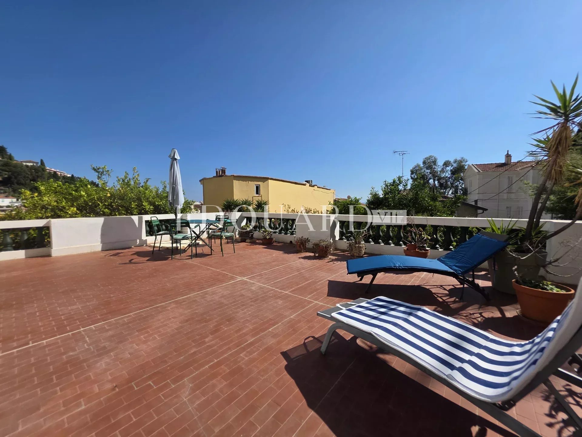 En exclusivité trois pièces à vendre avec splendide terrasse et agréable vue panoramique jusqu’à la mer