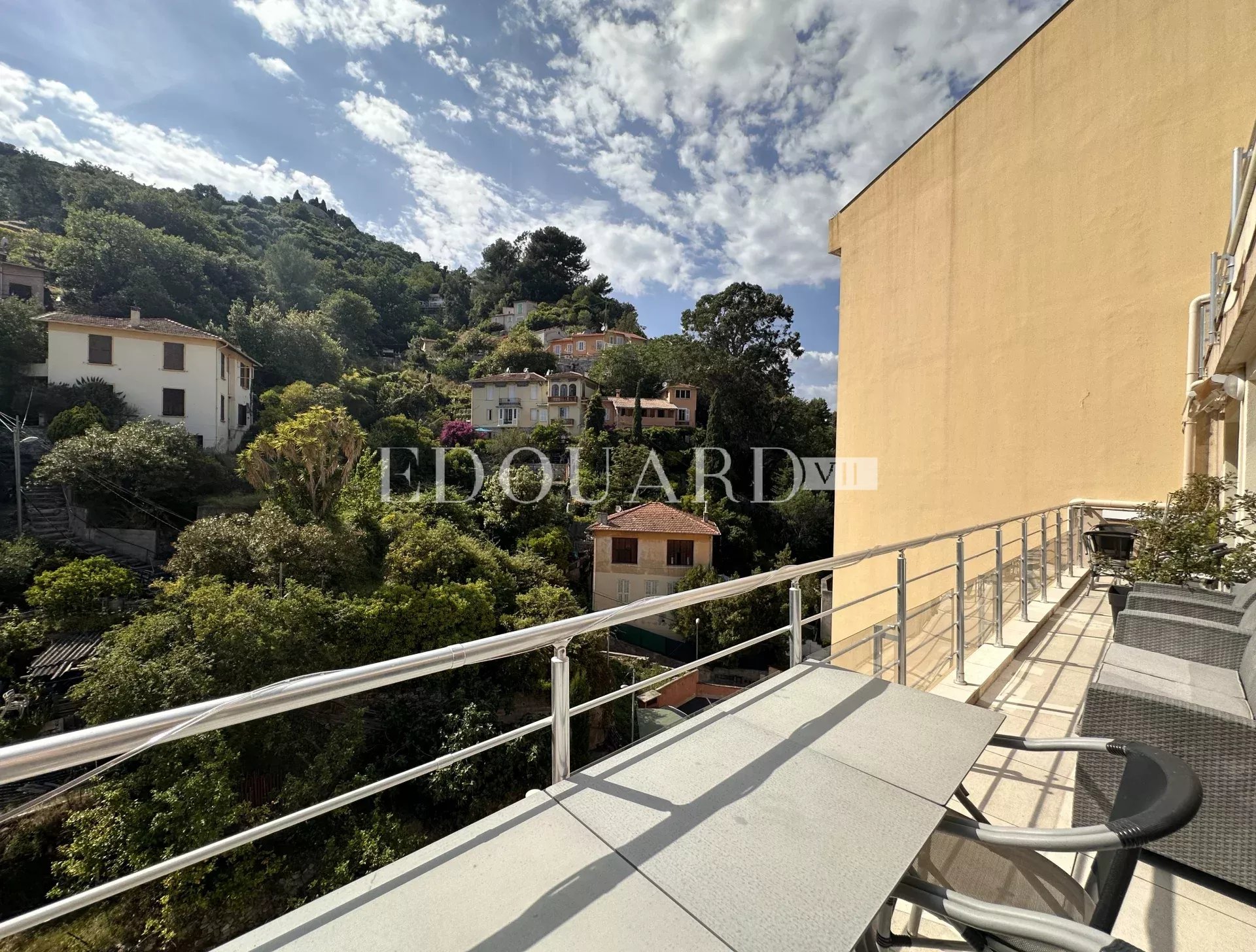 En exclusivité quatre pièces avec terrasse et parking, sur l'entier avant dernier étage d’un immeuble récent