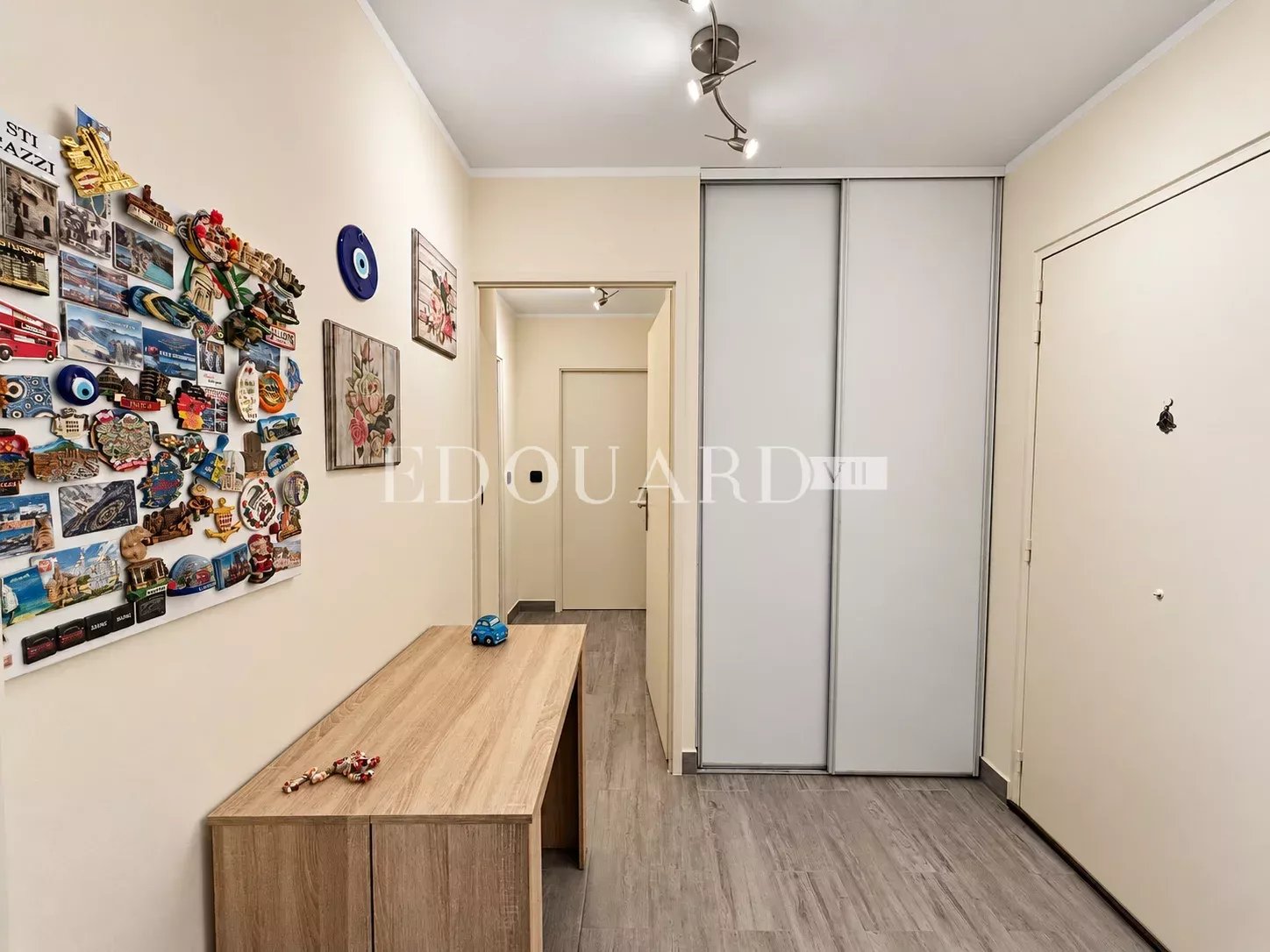 Deux pièces rénové à vendre avec terrasse et cave, au premier étage d’un immeuble moderne
